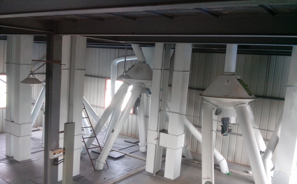 加工飼料機(jī)器價(jià)格多少錢(qián)?其投料口的風(fēng)量又該如何調(diào)整呢?